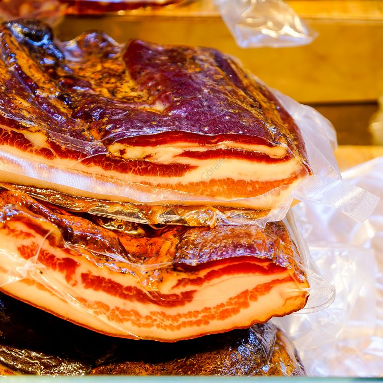 Pancetta - dojrzewający boczek wieprzowy wędzony