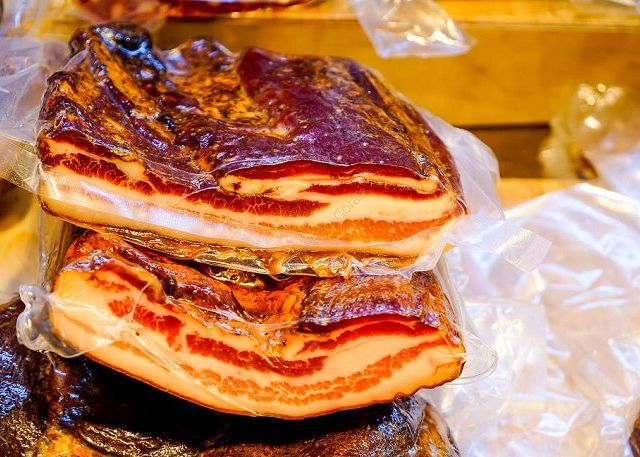 Pancetta: Włoski zwijany boczek - delikates w Twojej kuchni